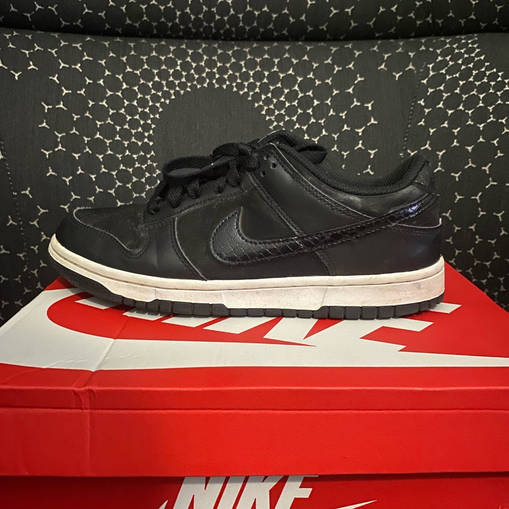 Nike Men's Black Sneakers with White Sole